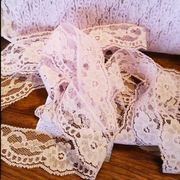 Chantilly Lace Trim - 1./1/4" Wide x 12 Yrds - Pale Lavender - Picture 6 of 6